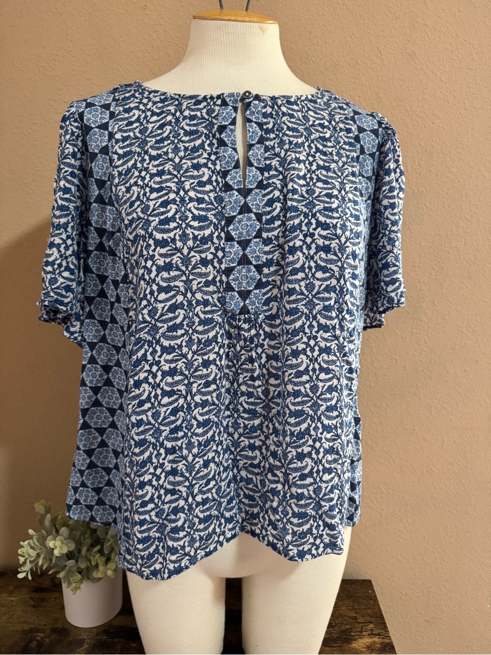 Lucky Brand Blue Printed Keyhole Short Sleeve Blouse